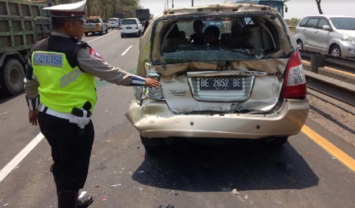 Toyota Kijang Innova, salah satu mobil yang terlibat kecelakaan beruntun di tol Sidoarjo.