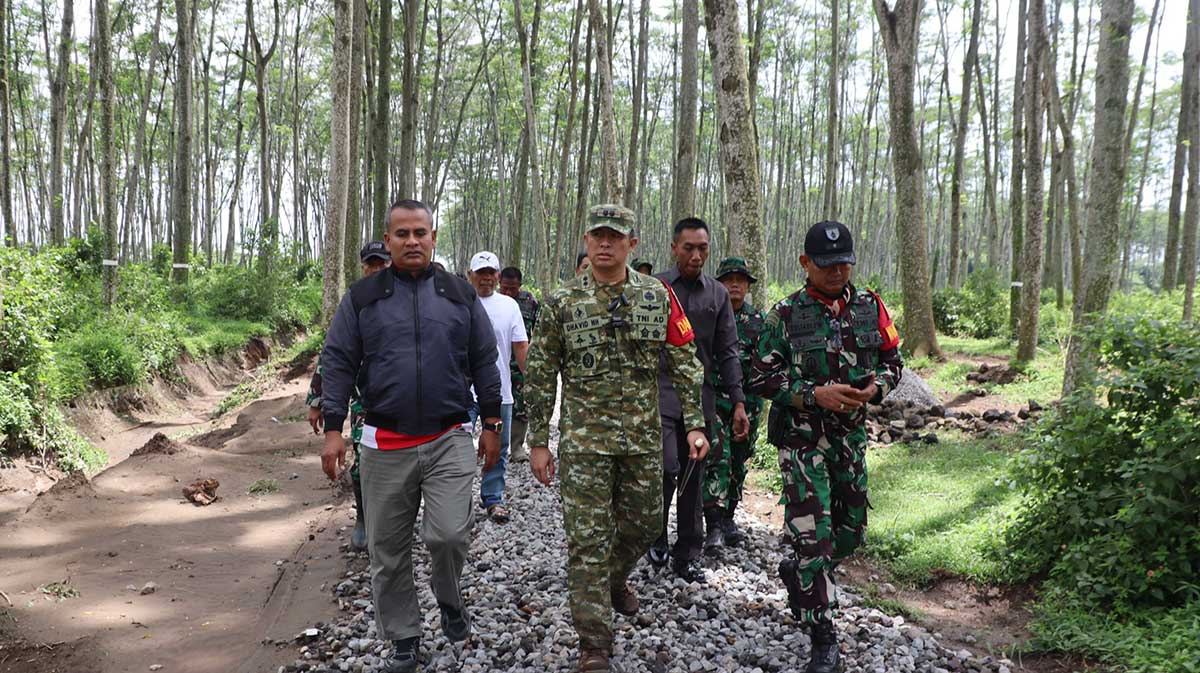 Dansatgas TMMD ke-127, Letkol Inf Dhavid Nur Hadiansyah (tengah), saat meninjau pembangunan jalan. Foto: Ist