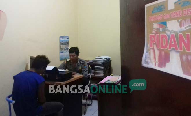 Satu dari lima tersangka pengutil raskin saat diperiksa. foto: MURSIDI/ BANGSAONLINE