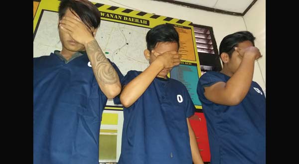 Tiga dari tujuh pelaku pengeroyokan Warga Krukah. foto: eko suyono/ BANGSAONLINE
