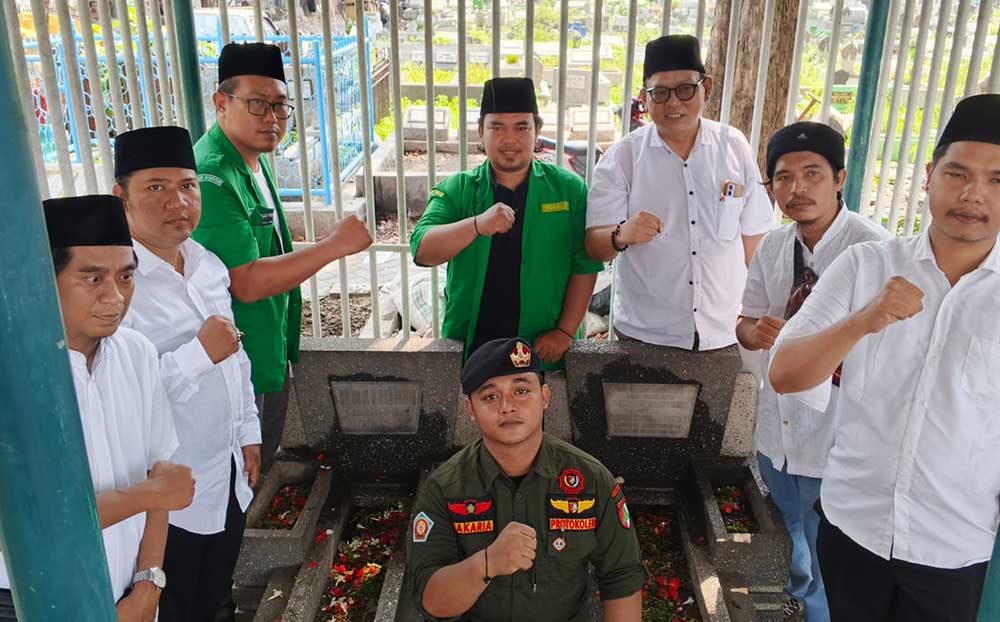 Forkom Jurnalis Nahdliyin bersama GP Ansor Surabaya ziarah ke makam Wali Kota Surabaya pertama, dr. Radjamin Nasution di Hari Jadi Kota Surabaya ke-732. Foto: Ist.
