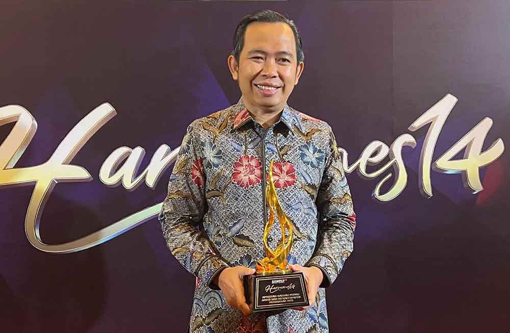 Bupati Jember, Muhammad Fawait memegang penghargaan yang diberikan oleh Menteri Pendidikan Dasar dan Menengah, Abdul Mu’ti, di the Tribrata Hotel & Convention Center Dharmawangsa, Jakarta. (Ist)