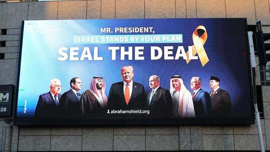 Tampak billboard besar yang menampilkan foto Presiden Indonesia Prabowo Subianto bersama para pemimpin AS, Israel dan Arab dipajang di Tel Aviv, Israel. (X/AbrahamShield25/CNBC)