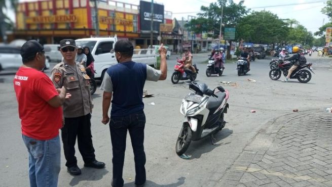 Anggota polsek Driyorejo saat tiba di TKP