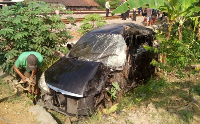 Kondisi mobil usai dihantam KA. foto: eky nurhadi/ BANGSAONLINE