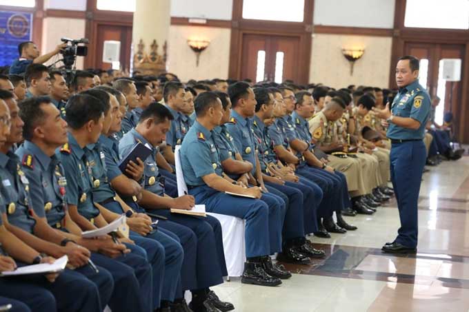 Pembekalan Asisten Operasi (Asops) Kasal Laksamana Muda TNI Aan Kurnia kepada seluruh perwira Korps Pelaut Wilayah Surabaya. foto: Dispen Armatim