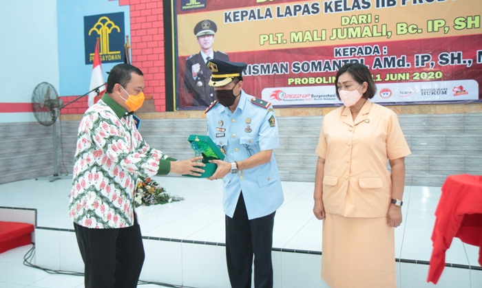 Wawali Subri saat memberikan cinderamata dan ucapan selamat datang di Kota Probolinggo.