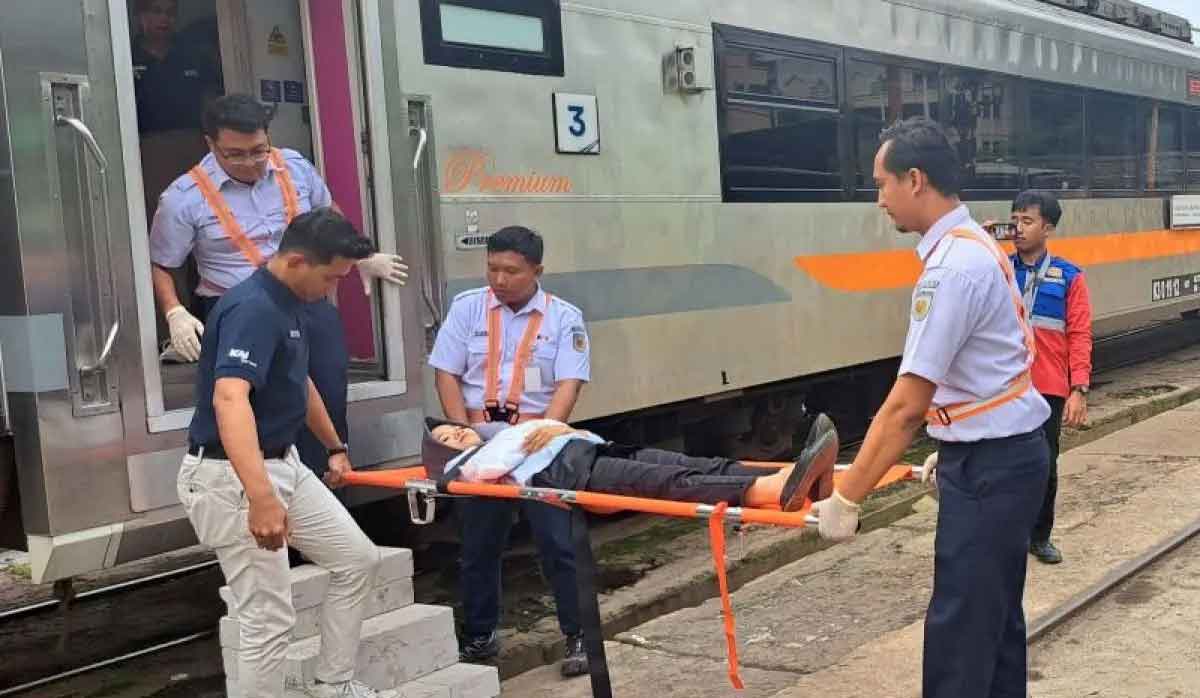 Sejumlah petugas ketika mengevakuasi penumpang saat simulasi kesiapsiagaan tanggap darurat di Stasiun Pasarturi Surabaya.