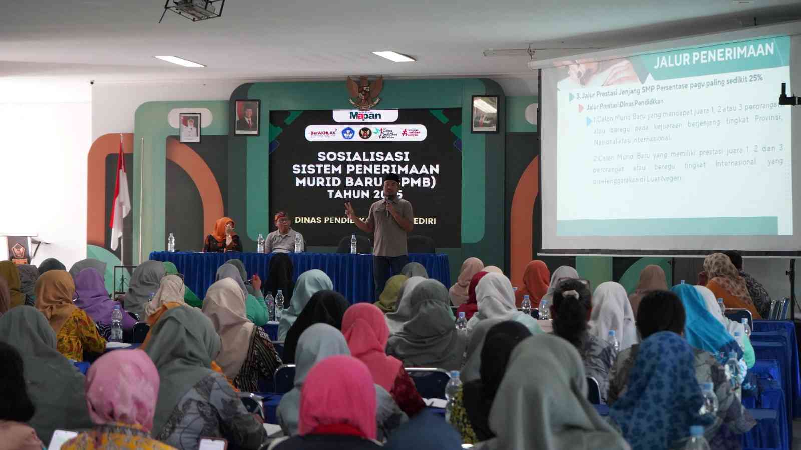 Kepala Dinas Pendidikan Kota Kediri, Moh Anang Kurniawan, saat memberi arahan kepada para kepala sekolah. Foto: Ist.