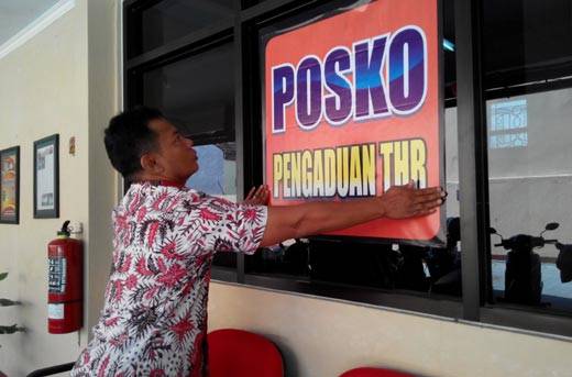 Posko pengaduan yang dipampang Agus salah satu Kabid di Disnakertrans Kota Mojokerto. (yep/rvl)