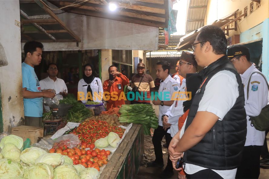 Satgas Saber Polres Probolinggo saat bergerak ke pasar-pasar mengecek harga dan ketersediaan pangan. Foto: Andi Sirajudin/BANGSAONLINE