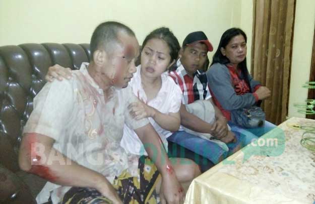 Pelaku prenjambretan saat diamankan warga. foto: AKINA/ BANGSAONLINE