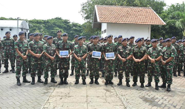Perwakilan Satuan Koarmada II mendapat penghargaan usai mengikuti lomba Peran Penanggulangan Kebakaran (PEK).