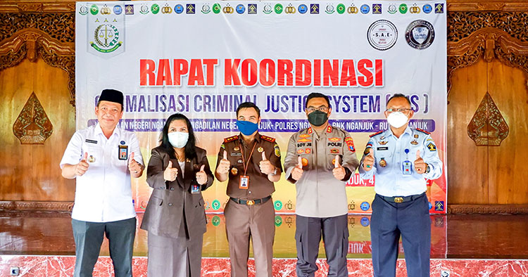 Sejumlah pemimpin APH di Kabupaten Nganjuk saat foto bersama dalam giat Rakor Optimalisasi CJS.