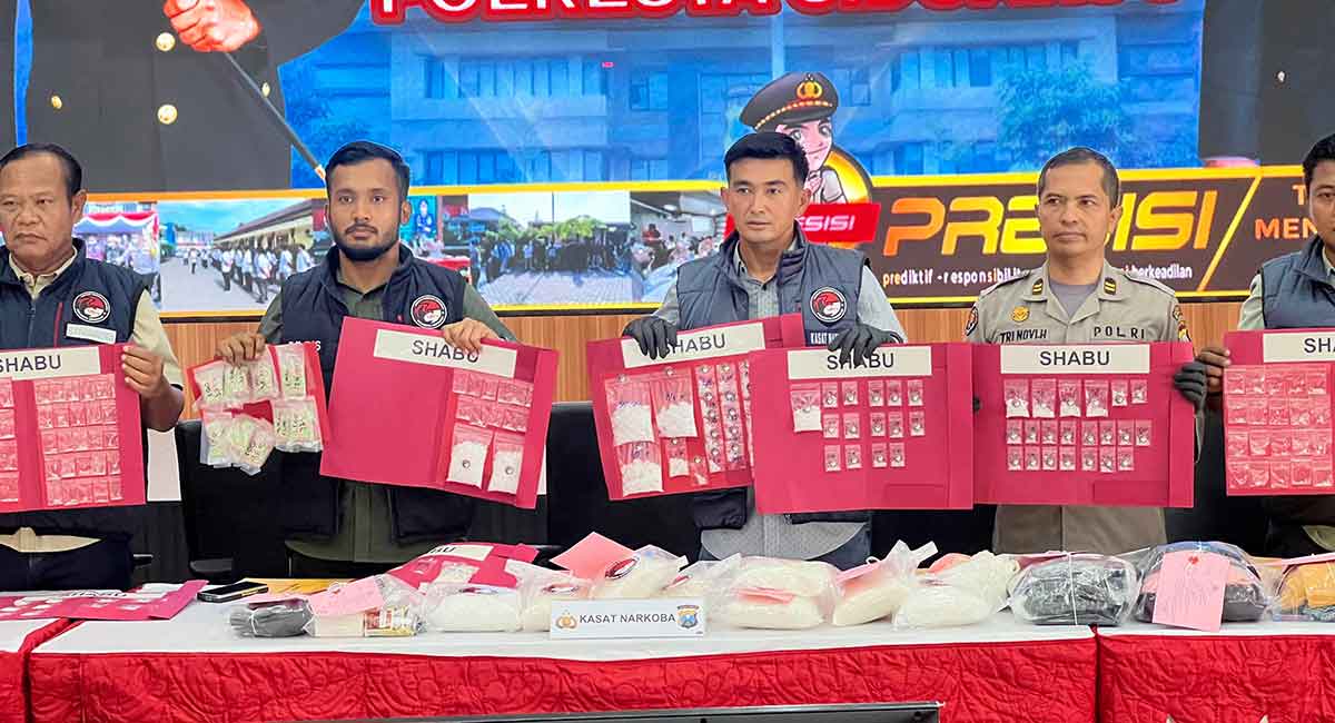 Konferensi pers terkait kasus narkoba di Sidoarjo.