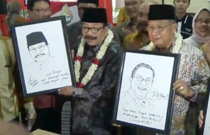 Menko Perekonomian dan Gubernur Jatim saat menerima cindera mata.