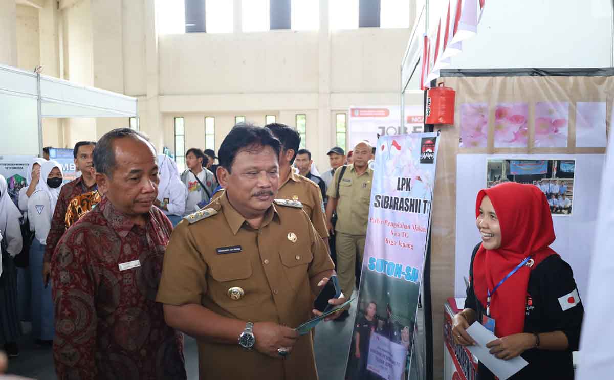 Plt Bupati Nganjuk, Marhaen Djumadi, saat meninjau stan pameran Job Fair di GOR Bung Karno.