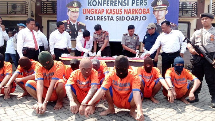 Para tersangka saat berada di Mapolres Sidoarjo.