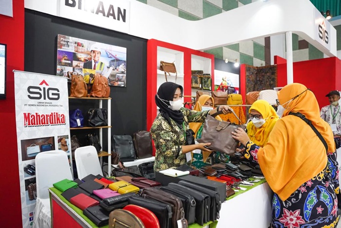 UMKM Binaan SIG Mahardhika Collection kerajinan kulit asal Sidoarjo saat ikuti Pameran Malang City Expo 2022. foto: ist.