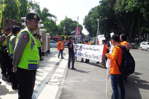 Puluhan mahasiswa di Kabupaten Gresik saat demo di kantor DPRD Gresik. foto: syuhud/ bangsaonline