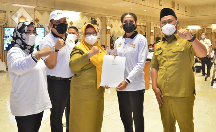 Bupati Gus Yani didampingi Wabup Bu Min bersama Ketua KONI Gresik dr. Anis Ambiyo Putri, dan Kepala Dispora Gresik Agustis Halomoan Sinaga saat pembekalan atlet. foto: SYUHUD/ BANGSAONLINE