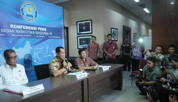 Kepala BNN Komjen Pol Budi Waseso memberikan keterangan pers terkait penangkapan tiga kru salah satu maskapai penerbangan yang menggelar pesta sabu, di Kantor BNN, Jakarta, Selasa (22/12). foto: merdeka.com