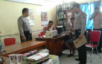 IDENTIFIKASI. Sejumlah anggota tim identifikasi Polres Bojonegoro melakukan olah TKP di ruangan PD dan Pontren Kemenag. Foto: Eky Nurhadi/BANGSAONLINE