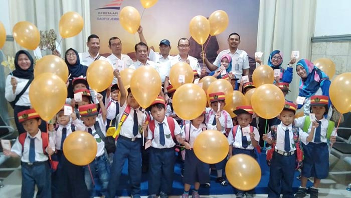 Para siswa TK Yayasan Wanita Kereta Api (YWKA) Jember saat foto bersama.