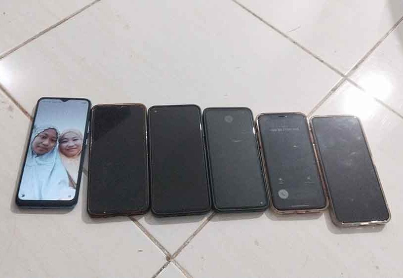 Barang bukti handphone yang diamankan Mapolres Tuban.
