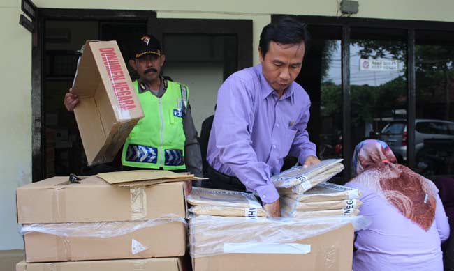 Naskah UN di Tulungagung sudah terdistribusikan ke semua Sub Rayon, namun belum diketahui ada kerusakan atau kekurangan lain atau tidak hingga Minggu (3/4).