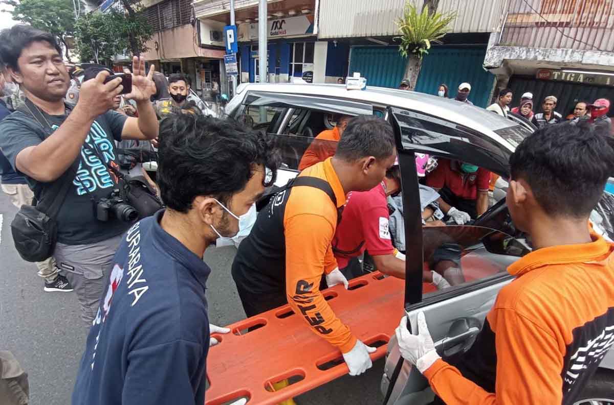 Tim Medis Pemkot Surabaya saat mengevakuasi pengendara mobil yang meninggal dunia di Blauran, Surabaya, Jumat (24/2/2023)