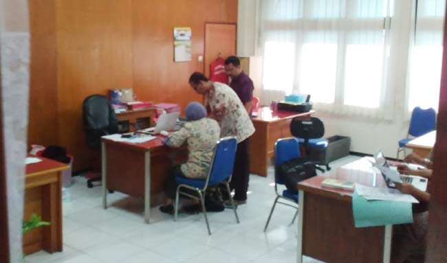 Handajani (duduk) saat diperiksa oleh Ketua tim penyidik, Wido Utomo (berdiri). foto: NANANG I/ BANGSAONLINE