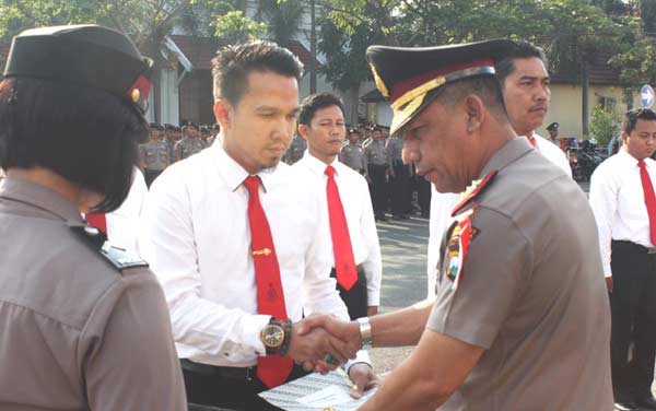Kapolrestabes saat memberikan penghargaan. foto: ekoyono/BANGSAONLINE