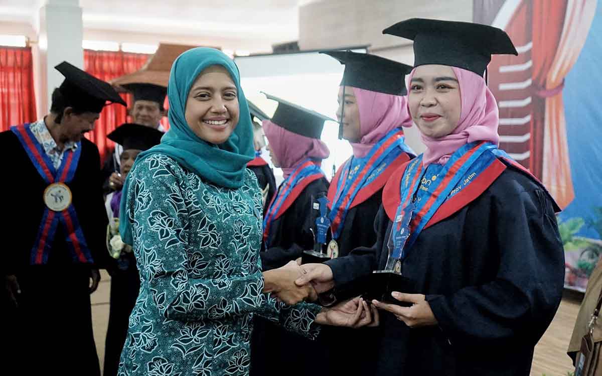 Pembina SOTH dan Selantang, Ferry Silviana Abdullah Abu Bakar atau yang akrab disapa Bunda Fey, saat menyalami salah satu wisudawati. Foto: Ist