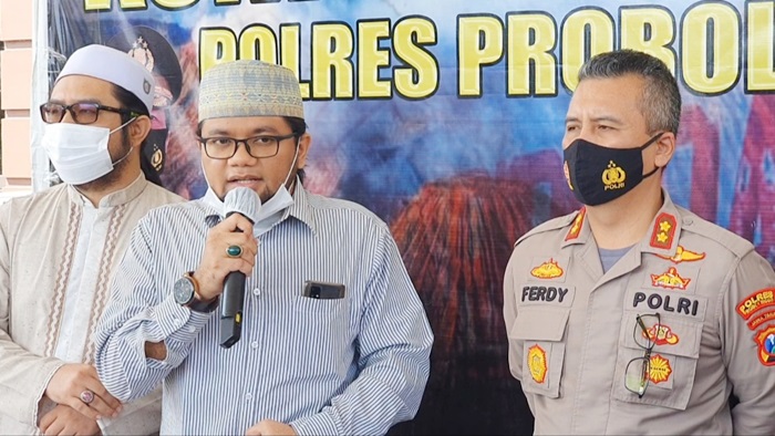 Nun Aka dan Nun Alex saat memberikan pernyataan atau klarifikasi di Mapolres Probolinggo.