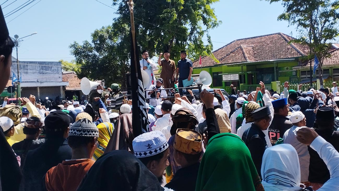 Ketua DPRD Pamekasan Halili Yasin saat menemui ratusan massa aksi di depan gedung dewan setempat.