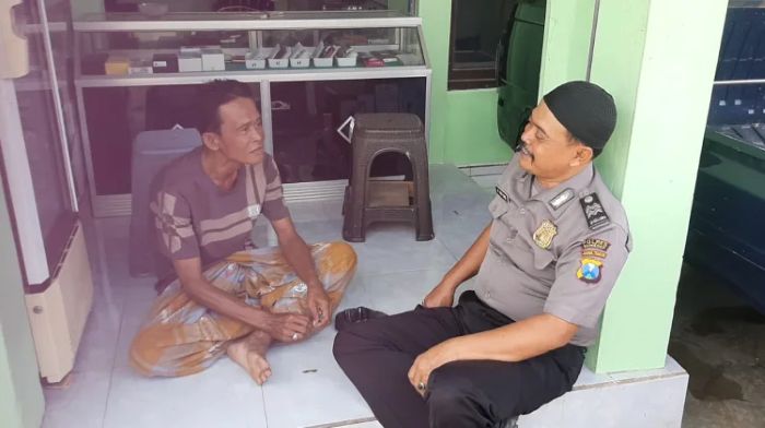 Anggota Polsek Batuputih saat berdialog dengan salah satu warga