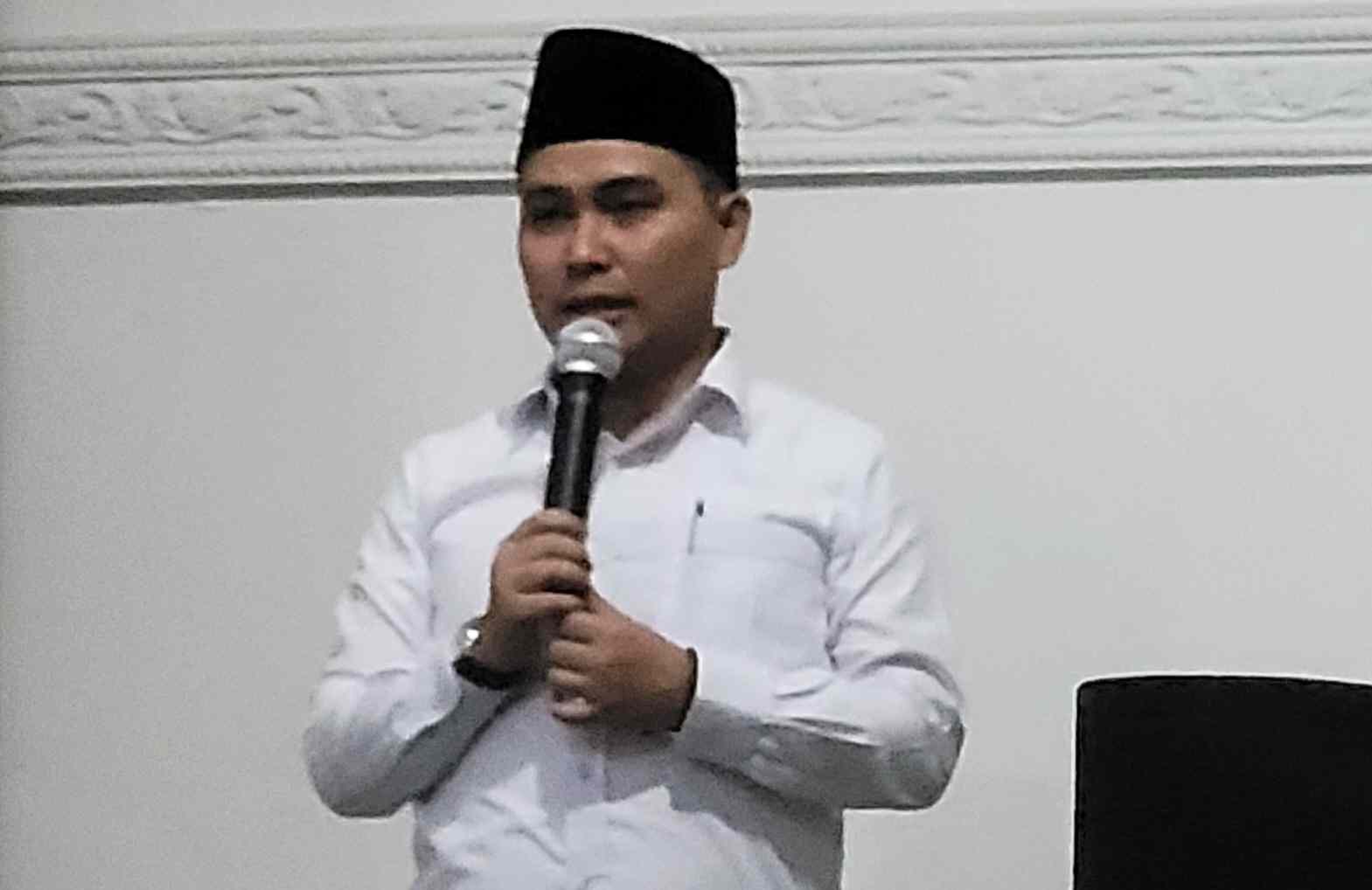 Bupati Mojjoketo Dr Muhammad Al Barra (Gus Bara) saat menyampaikan sambutan dalam acara shalat malam dan istighatsah di Pendopo Peringgitan Kabupaten Mojokerto, Sabtu (26/7/2025) malam. Foto: bangsaonline