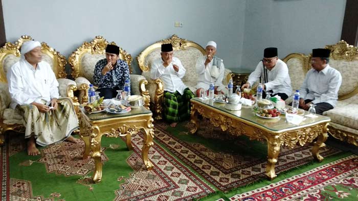 Emil Dardak didampingi KH. Asep Saifuddin Chalim tampang gayeng malan durian bersama para kiai. Foto: ist