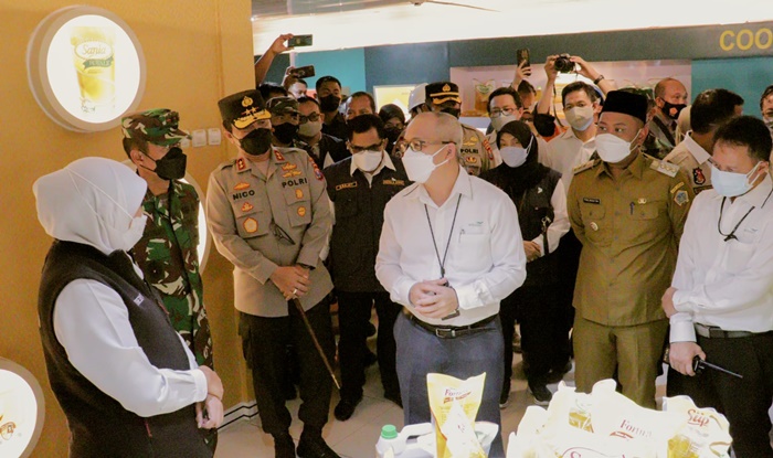 Manajemen PT Wilmar menjelaskan produksi minyak goreng kepada Gubernur Khofifah beserta rombongan. foto: SYUHUD/ BANGSAONLINE