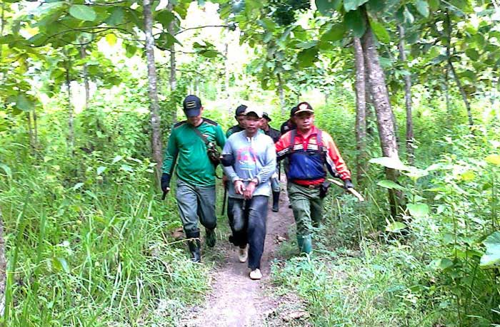 Pelaku diamankan usai memanen jagung.
