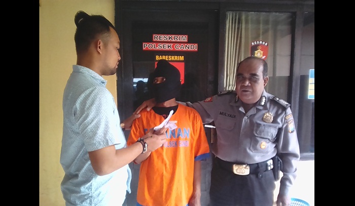 Pelaku saat dikeler petugas Reskrim Polsek Candi, Sidoarjo.