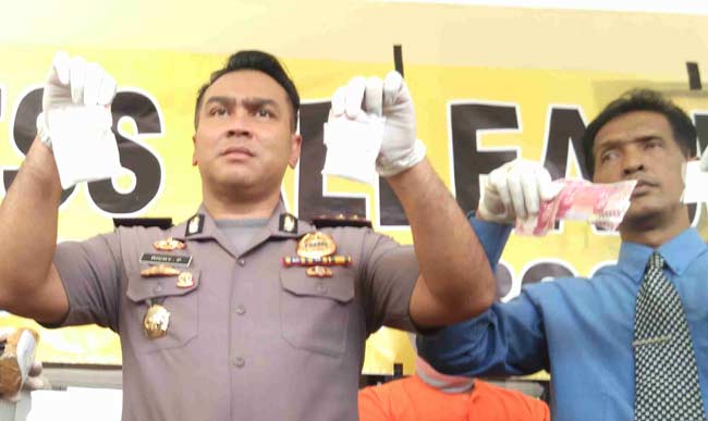 Kapolres Probolinggo, AKBP Ricky Purnama menunjukkan barang bukti. foto: BANGSAONLINE.com