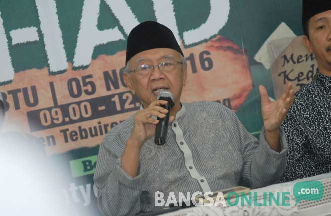 KH Salahuddin Wahid (Gus Solah), Pengasuh Ponpes Tebuireng Jombang saat konferensi pers pelaksanaan rapat akbar aktualisasi resolusi jihad, Sabtu (30/10). foto: RONY S/ BANGSAONLINE