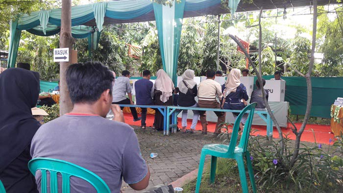 Suasana pencoblosan Pileg dan Pilpres 2019 di TPS 22 Desa Kembangan, Kebomas. foto: SYUHUD/ BANGSAONLINE
