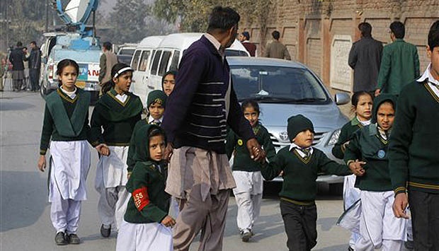 Beberapa anak yang lolos dalam penyerbuan bersenjata di Peshawar, Pakistan 16 Desember 2014. Pakistan menjadi salah satu basis terkuat dari kelompok bersenjata taliban. AP Photo/Mohammad Sajjad/tempo.co.id