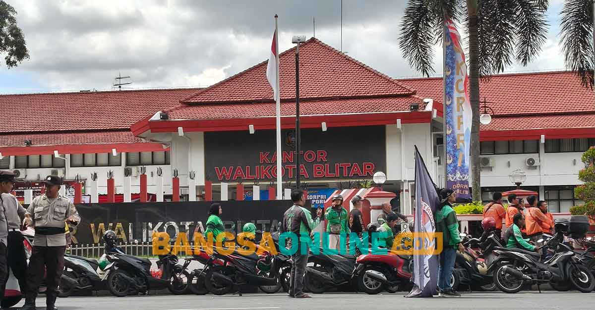 Demo yang digelar pengemudik ojek online di Kota Blitar. Foto: AKINA NUR ALANA/BANGSAONLINE