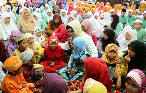 ?

Ny Dra Hj Nina Soekarwo MSi bersama anak yatim. Foto:nisa/BANGSAONLINE