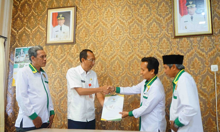 Badan Amil Zakat Nasional (Baznas) Kabupaten Sumenep memberikan beasiswa pendidikan bagi keluarga kurang mampu. (foto: ist)