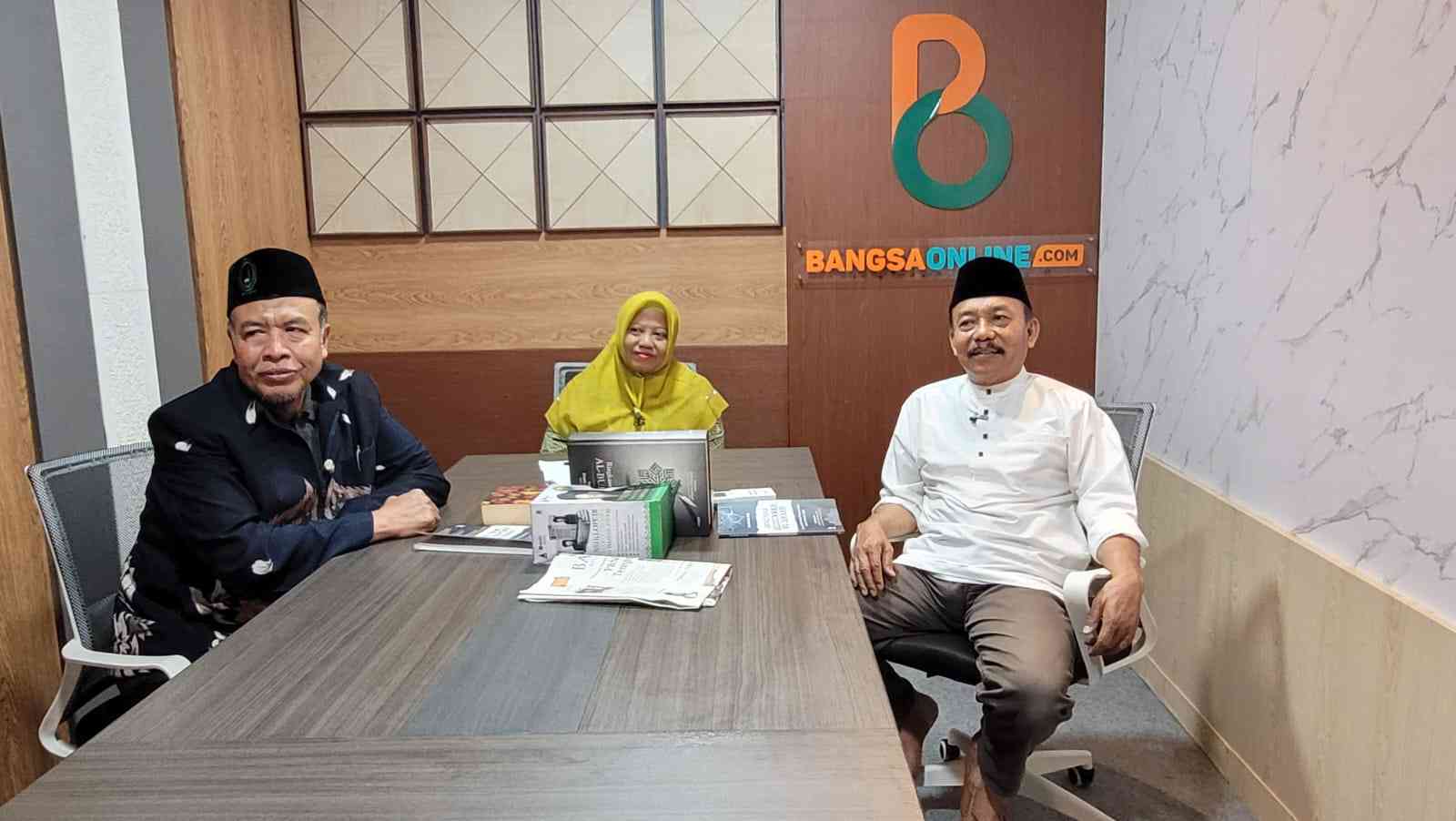Prof Dr KH Imam Ghazali, MA, Dr Dewi Masitah dan M. Mas